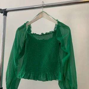 Grön söt topp  - grön söt topp med tunna ärmar som är lite större, tajt vid ”kroppen” men stretchig 