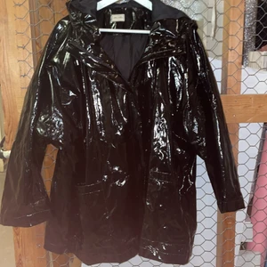 Jacka monki lack  - Lackad jacka sjukt cool jag har storlek XS använt den oversize . Skulle säga att den passar alla från xs-L beroende på hur man vill att den ska sitta. Priser kan diskuteras i mina annonser- jag säljer billigt för att jag vill att alla ska ha råd att köpa:)