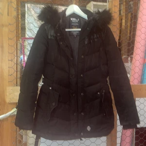 Varm vinterjacka fuskpäls - Svart vinterjacka med fuskskinn o fuskpäls Storlek S märke Khujo sparsamt använd. Priser kan diskuteras i mina annonser- jag säljer billigt för att jag vill att alla ska ha råd att köpa:)