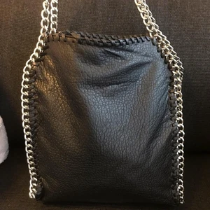 Tiamo väska  - Säljer min tiamo väska som liknar en Stella McCartney väska, använd en del, skicka dm för bilder eller funderingar 