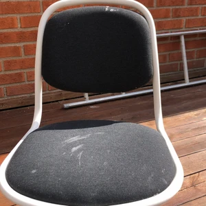 Barn stol  - En liten barn stol i mörk grå, passar dem mindre. Lite fläckar på men annars i bra skick! Köpt från Ikea för inte så länge sedan men säljer den nu för att jag råkade köpa fel storlek!