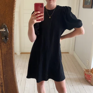 Svart klänning - Enkel & söt klänning från monki. Använd endast 1 gång så precis som ny. Storlek S. 🌸🌸