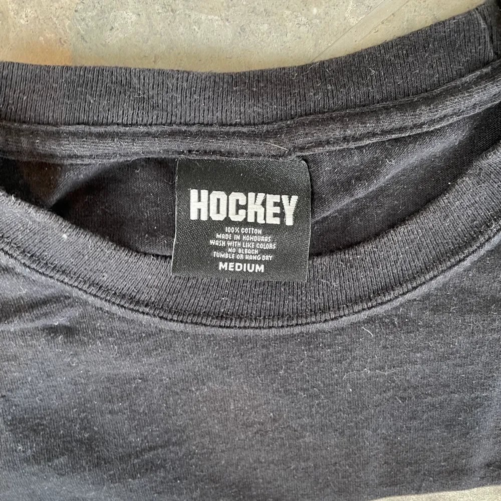 Skön tshirt med najs print från hockey skateboards. T-shirts.