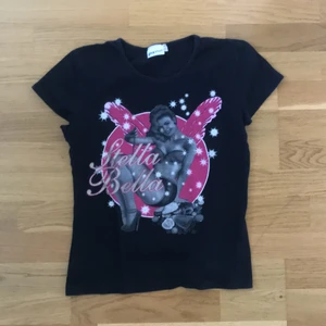 T-shirt - Jag säljer en söt t-shirt med coolt tryck! Står storlek L men passar nog en S-M skulle jag tro! Köparen betalar frakt :)