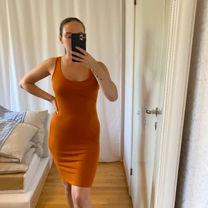 Ribbad klänning - Orange ribbad klänning. Superfint skick! Stretchigt och jätteskönt material. Storlek M. FRAKT INGÅR!