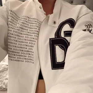 Dolce gabbana jacka  - Säljer denna skitsnygga jackan pågrund av att jag behöver rensa kläder 🤎 storleken är S men skulle säga att den passar allt från xs-m beroende på hur man vill den ska sitta ✨