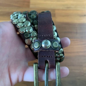 skärp  - Brunt skärp med guld nitar, 80cm 