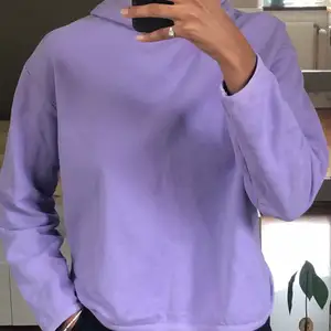 En hoodie från Weekday i en superfin lavendel lila färg. Sparsamt använd och i gott skick ;) Köparen står för eventuell frakt 
