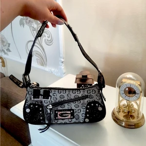 Guess väska  - Säljer den här fina Guess väska använd fåtal gånger men ingen syn på användning!❤️