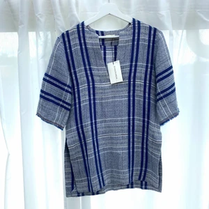 Rutig t-shirt tröja från By Marlene Birger - Helt ny tröja från märket By Marlene Birger. Lång t-shirt med slits och mild urringning. Köpt på rean för 2399 kr men nypris är 3000 kr.   69% Linen  31% cotton   Strl 36 men passar även strl 38. 