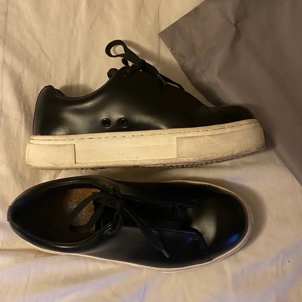 Köpte dom för ungefär 1 år sedan och använt dom 1 gång. De är i bra skick men lite smutsiga på det vita som är runt skon. Ordinarie pris på skorna är 1800. Skor.