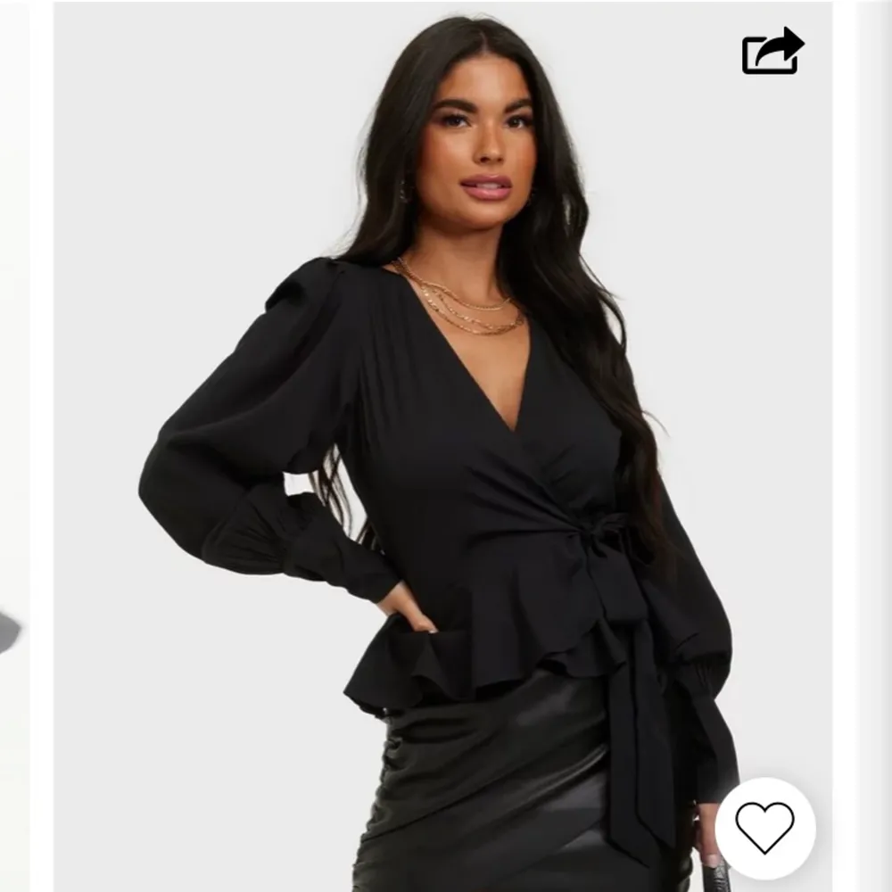 Säljer denna fina tröjan från Nelly.com kostade 300 men säljer den för 70💕aldrig använt ❤️. Toppar.