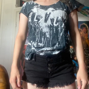 Emp t-shirt  - T-shirt i ganska fint skick lite slitet tryck,den är lite längre. Katt i hemmet. 