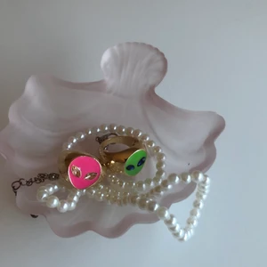 Ring - Rostfria Alien ringar, 99kr styck och gratis frakt. Passar någon med M eller S ring storlek💚💚🍓 Se mer på min instagram som finns i profilen