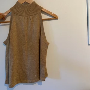 Polo topp - Super snygg glittrig polo topp från HM strl L men sitter oversized på mig med strl S. Finns en liten ”maska”, tråd som sticker ut från framsidan.