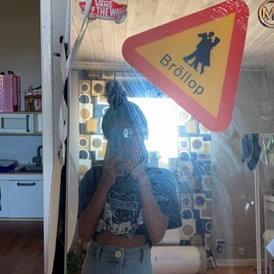 En svart magtröja från shein i strl 140! - En svart cool magtröja med tryck på i storlek 140 har haft den i ungefär 1år men har fått en annan stil nu så tycker det är onödigt och ha kvar den!:)