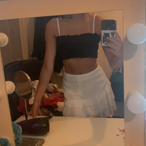 Denna svarta toppen - Säljer denna svarta toppen från biktok. Säljer den för jag inte är bekväm o ha så korta tröjor på mig. För fler bilder eller frågor är det bara att fråga mig så kan jag fixa det😊❤️