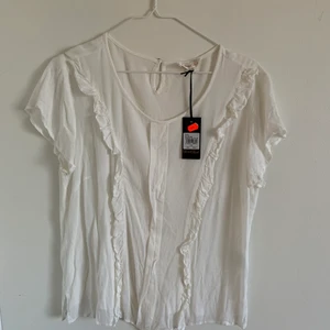 Fin blus - En fin blus. Helt oanvänd och har prislapp som syns på bild. Frakt kan diskuteras. 