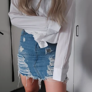 Kjol boohoo  - Kjol från boohoo i storlek 38. Jeanskjol så lite liten i storlek. Använd några gånger så är I fint skick. Lagom lång och hög I midjan.