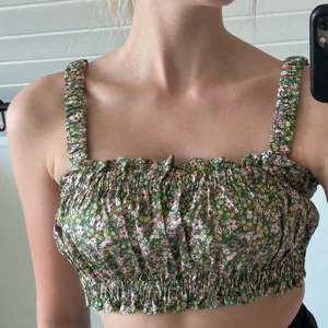 Blommig Zara topp - Säljer denna sommar topp från Zara med massa blommor på😍😍😍