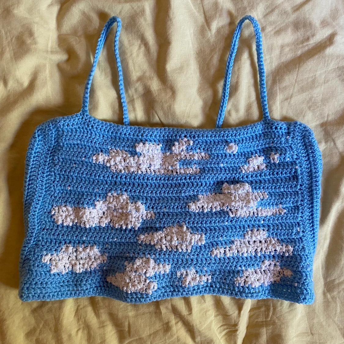 Virkad topp Blå himmel med moln - 90