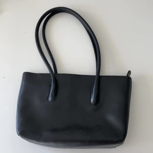 Vintage Furla Väska - Säljer min fina vintage Furla väska. Den har några defekter (skriv gärna privat så kan jag skicka bilder). Jag har tyvärr inget äkthetsbevis och inget kvitto. Nypris ca 2500 kr, köpt runt år 2000👜💕✨
