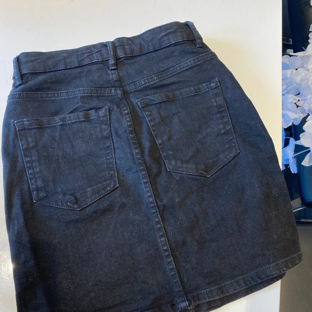 Jeans kjol i bra skick använd ett fåtal gånger, längd 42cm säljes 90kr exklusive frakt.. Kjolar.