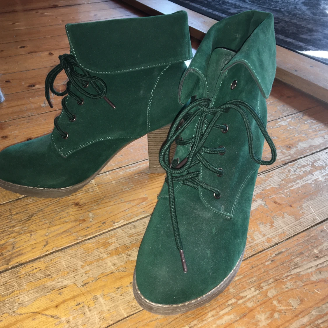 Klackar i grön mocka - 91