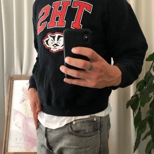 Vintage Hoodie - Snygg vintage Hoodie med trycket ”THS”. Personen på bilder är 189cm lång, hör gärna av dig om du har några frågor eller vill ha fler bilder/mått på plagget 😄✌🏼