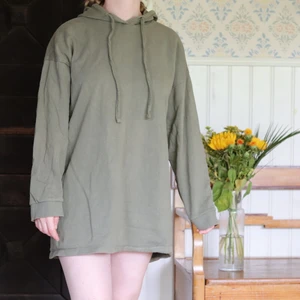 Hoddie/klänning! - Detta är en längre hoodie som fungerar som klänning. Mysig att hoppa i under sommaren, men också under hösten! 🍂 