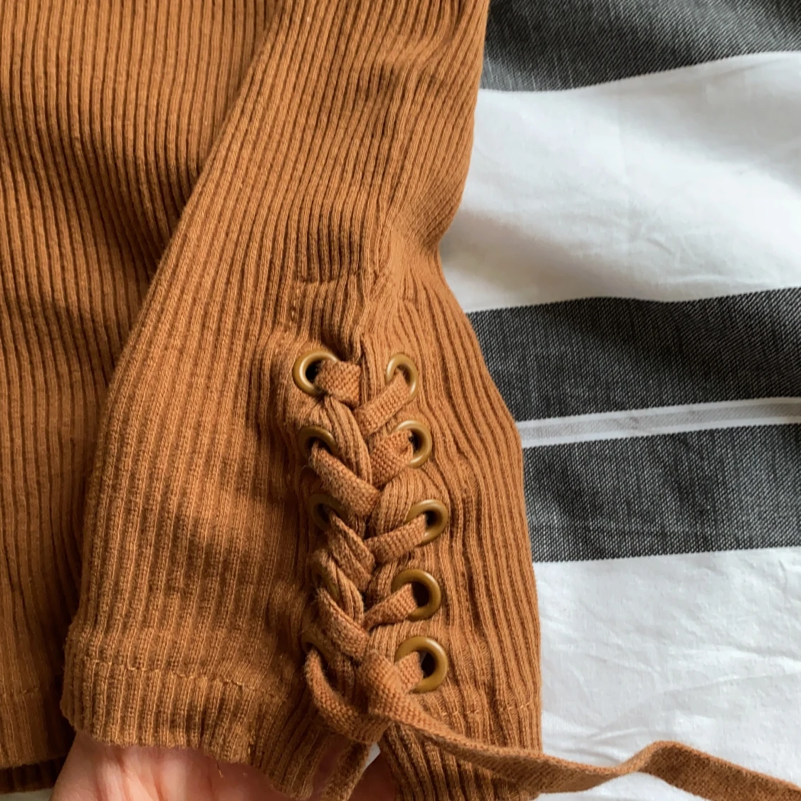 brun långtröja med snören på sidan  - 90