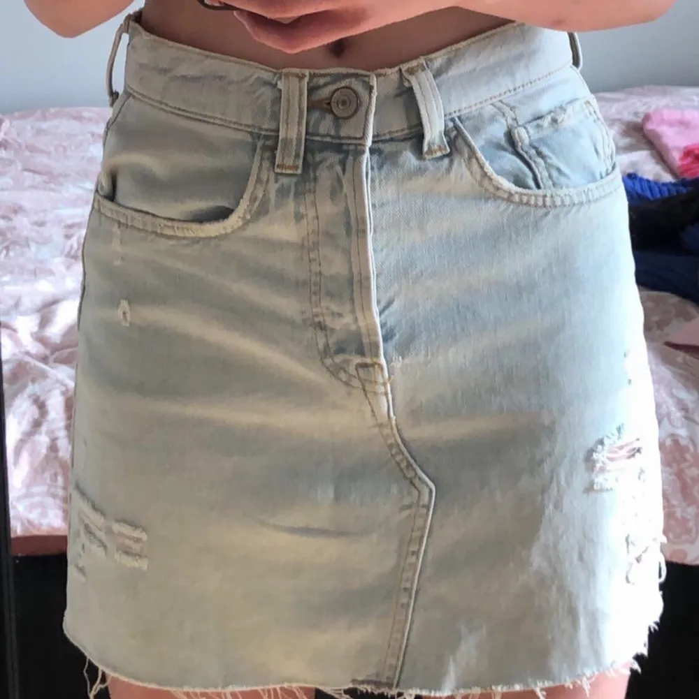 Säljer nu dena fina jeans kjol med ett coolt tryck på bakfickan😃 skriv privat till mig eller kommentera om ni har några frågor eller vill ha fler bilder!. Shorts.