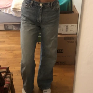 Målade Monki jeans - Raka jeans från Monki med målningar på bakfickorna. Säljer pga att de blivit för stora för mig. Storlek 26, köpta för 500kr. Hör gärna av dig för mer information!😊