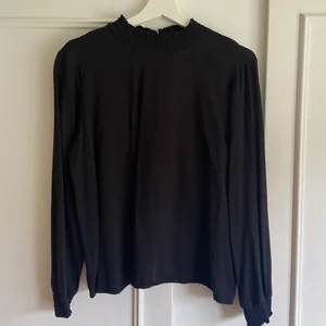 Svart blus från VILA - Används inte! Simpel svart blus med hög krage samt resår vid armar och runt hals💕 Fin passform enligt mig! FRAKT INGÅR I PRISET