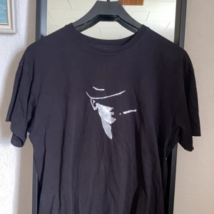 svart tshirt - svart tshirt med coolt tryck