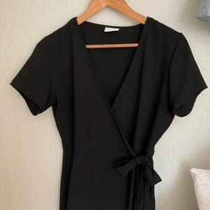 Omlottblus - Svart omlottblus från Vila, strl 38. Knappt använd alls. 💛  frakt ingår i priset!