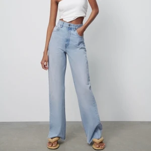 Zara jeans - Säljer dessa ljusblå jeans från Zara i strl 36. Använda endast ett fåtal ggr. Köparen står för frakt. Kontakta mig vid intresse eller frågor💕