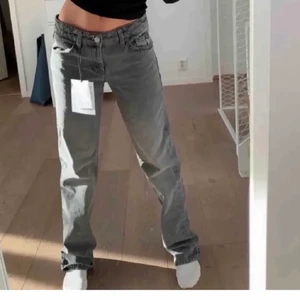 Zara jeans  - Storlek 38!! Gråa populära zara jeans. Buda!!