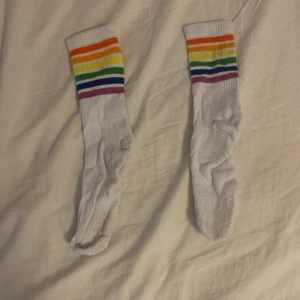 Regnbågsstrumpor - Ett par supersöta regnbågsstrumpor från HM som tyvärr aldrig kommer till användning.🌻 Jag tror att de är i storlek 39-41 men funkar nog på både lite större och lite mindre💗. De är inte slitna men lite noppriga. Köparen står för frakt🖤