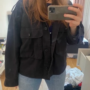 Jacka - Säljer denna slutsålda jacka från hm, hög efter frågan, så snygg😍😍 storlek S
