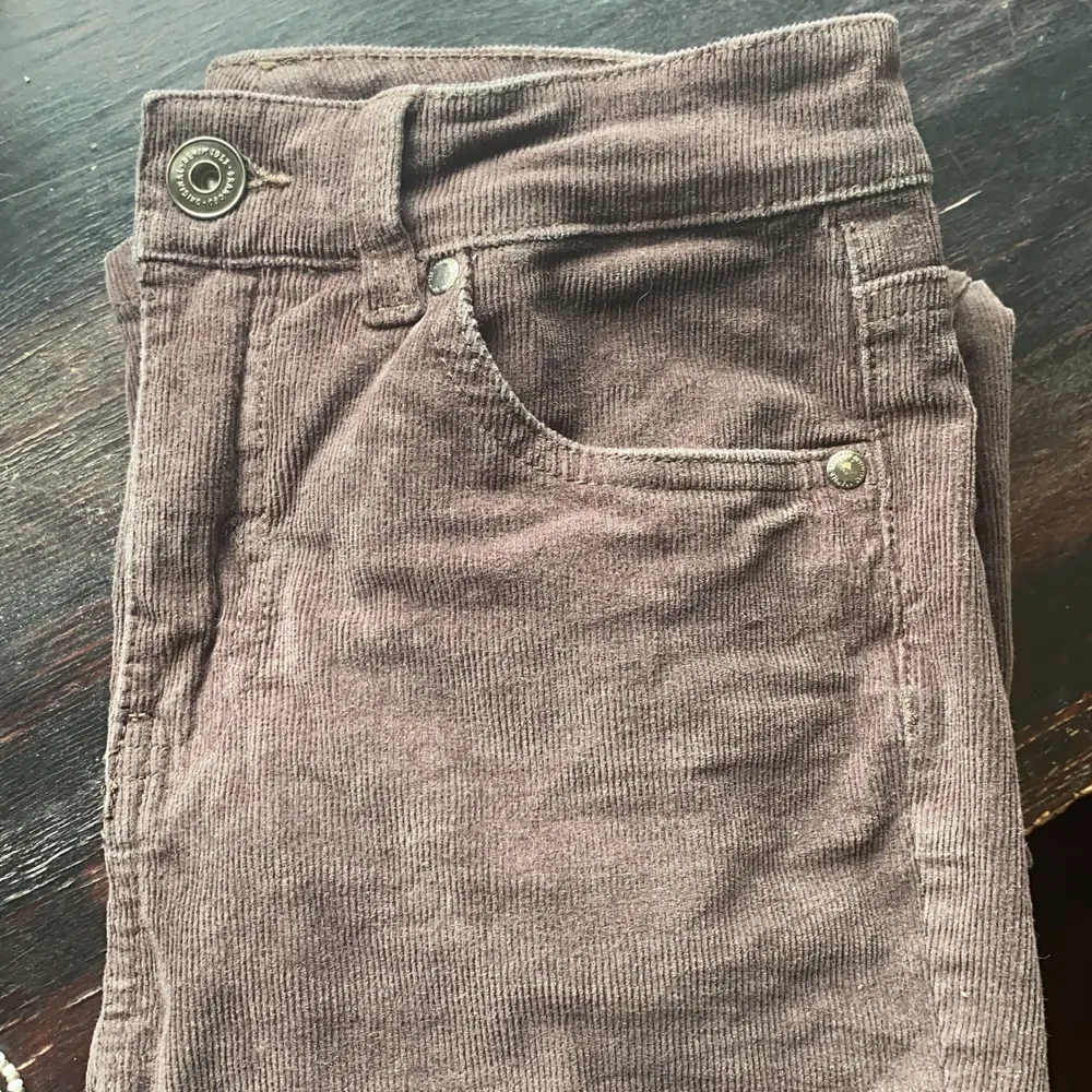 Säljer nu mina favorit byxor för att dom blivit för små för mig!😭 väldigt sparsamt använda! (Jag är ca 172cm) Nypris: 400kr . Jeans & Byxor.