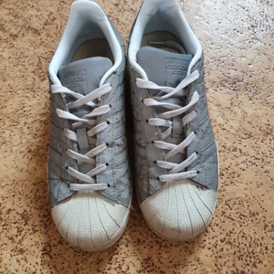 Adidasskor - Adidasskor i strl 37. Hela skon är som en reflex. Använt skick