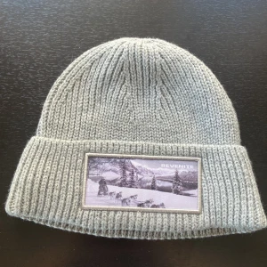 Revenite Mössa - Ljusgrå mössa från Revenite, en del av deras sista släpp innan de slutade. Oanvänd.