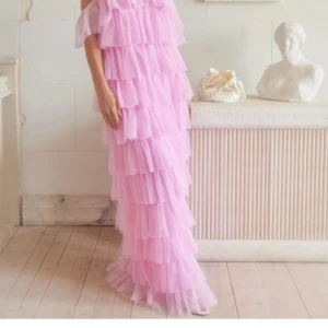 SÖKER Rosa volangklänning - SÖKER denna klänning från Bubbleroom - Andrea Norrman i storlek S eller XS