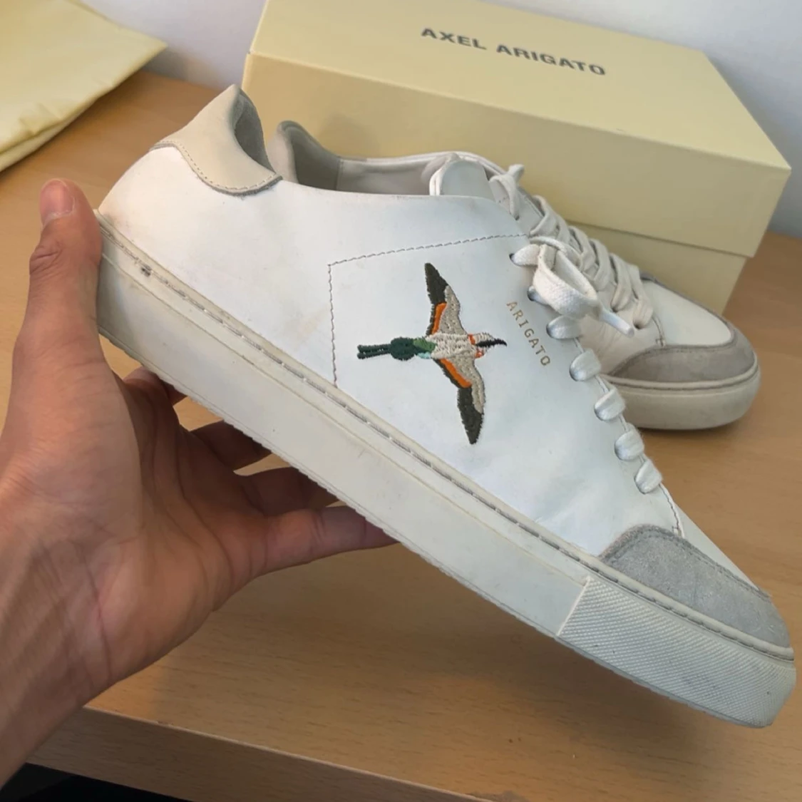 Vita sneakers från Axel Arigato - 3