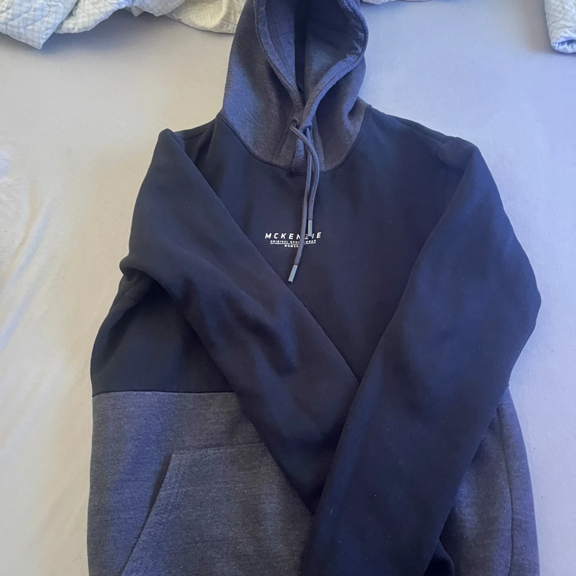 Svart och grå hoodie från McKenzie