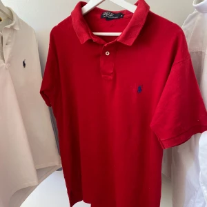 Ralph Lauren tröja - Polo Ralph Lauren pikétröja Storlek: XL | Färg: röd Klassisk modell, i fint skick – inga fläckar eller slitage. Kvalitativ och tidlös, passar både till vardags och finare tillfällen.✨👕  Snabb leverans 🚚 och extra bilder får du gärna fråga om! 
