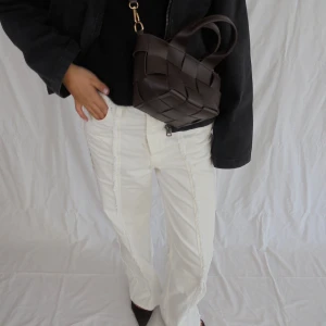 Vita jeans  - Vita jeans med coola detaljer!