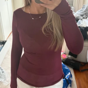 intimissimi tröja  - Intimissimi topp/tröja, super mjuk och skön i en fin vinröd färg, fint skick, strl M men passar S, 179kr