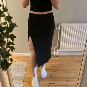 Svart kjol med slits från Gina Tricot - Snygg svart kjol med en slits på sidan från Gina Tricot
